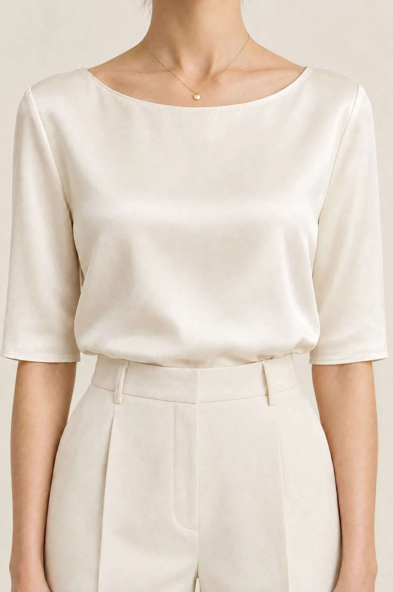 Illustration: a fine gold chain at Princess length (about 43–48 cm), worn over a cream blouse.