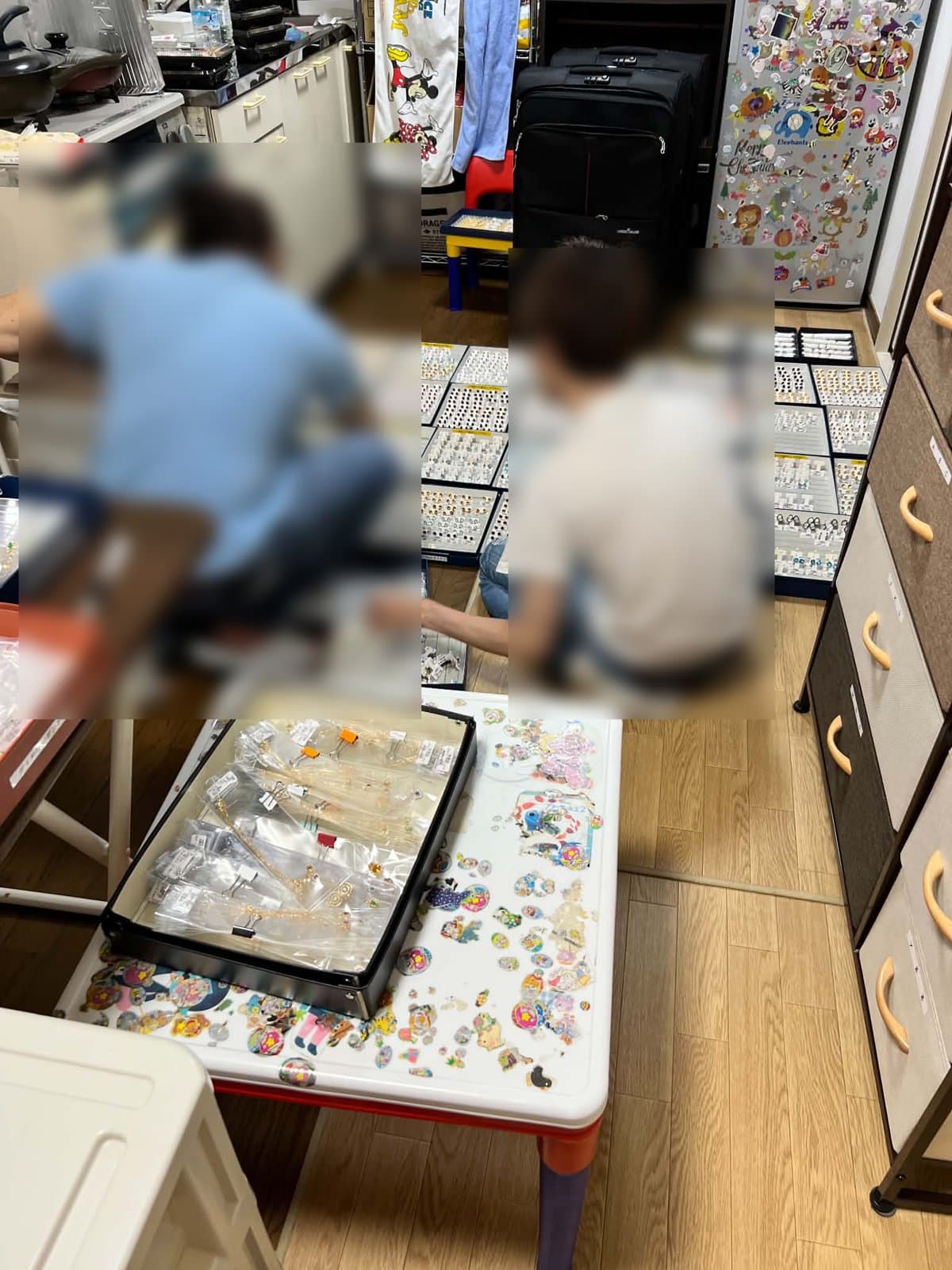 2021年、ふたりでピアスのトレイを仕分けする様子(後ろ姿)