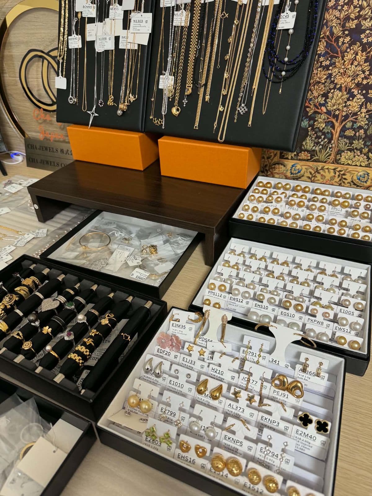 ネックレス、真珠、リング、ピアスを並べたチャジュエルズの展示テーブル